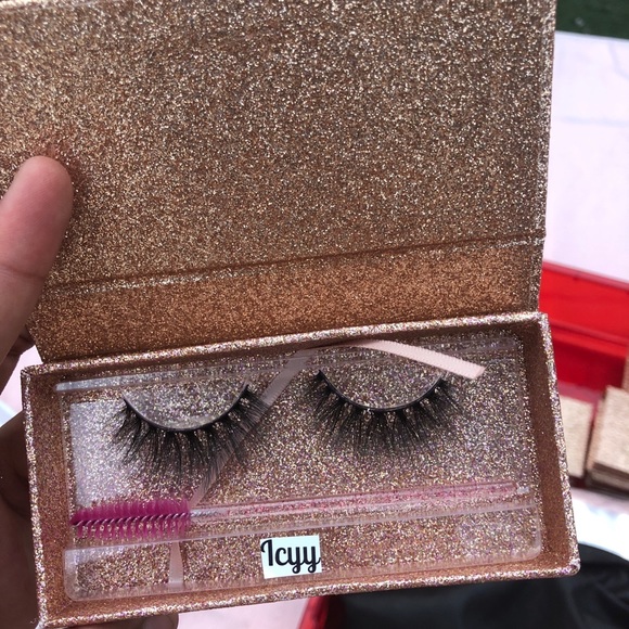Lashes - Picture 2 of 8